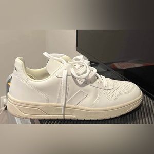 Men’s Veja V-10 ‘extra white’ size 8.5 US/ 42 EU